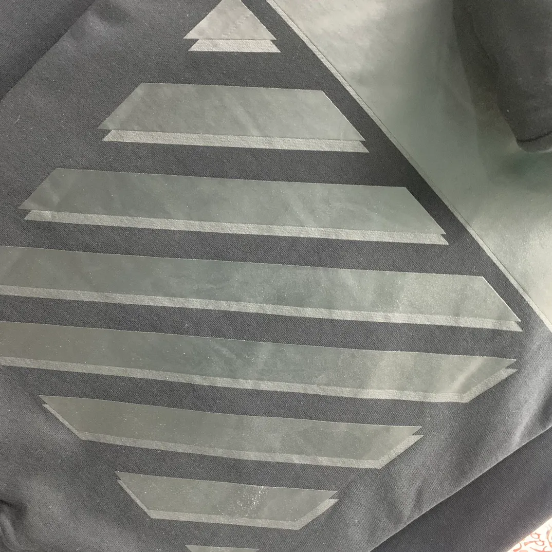 The top tested version OFF WHITE CO VIRGIL 22SS overlapping zebra crossing arrow hooded sweatshirt. The fabric and threads are all custom-woven and dyed. The fabric colors are all dyed through color card comparison. There is no color difference. It is made of 420g double yarn terry fabric. The printing is done using a Japanese-owned MIMAKIi printing machine. There are no edges or burrs. Inkjet printing, heat transfer, hot pressing and cold tearing. The transparent fabric pattern is scratch-proof and ironing. The printing is not easy. The tape printing overlaps and the color depth is different. The washed label is also customized according to the original font from the company. The accessories still use OFFWHITE 21S/S full line of correct accessories. Rectangular plastic raised three-dimensional collar label. Late Color: Black Size: XS-L P:390